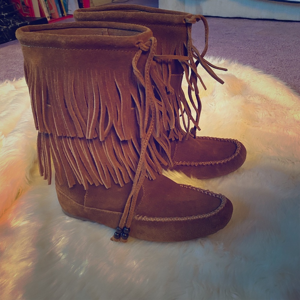 MINNETONKA Fringe Boots Women’s Size 6